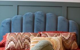 The Narrow House - Victorian House Bursting With Character & Parking